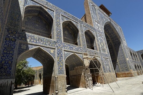 کاشی‌های مسجد جامع عباسی چرا پایین می‌آیند