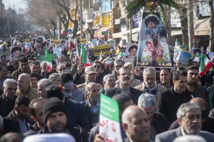 پیکر ۲ شهید مدافع امنیت و یک کودک در کرمانشاه تشییع شد 