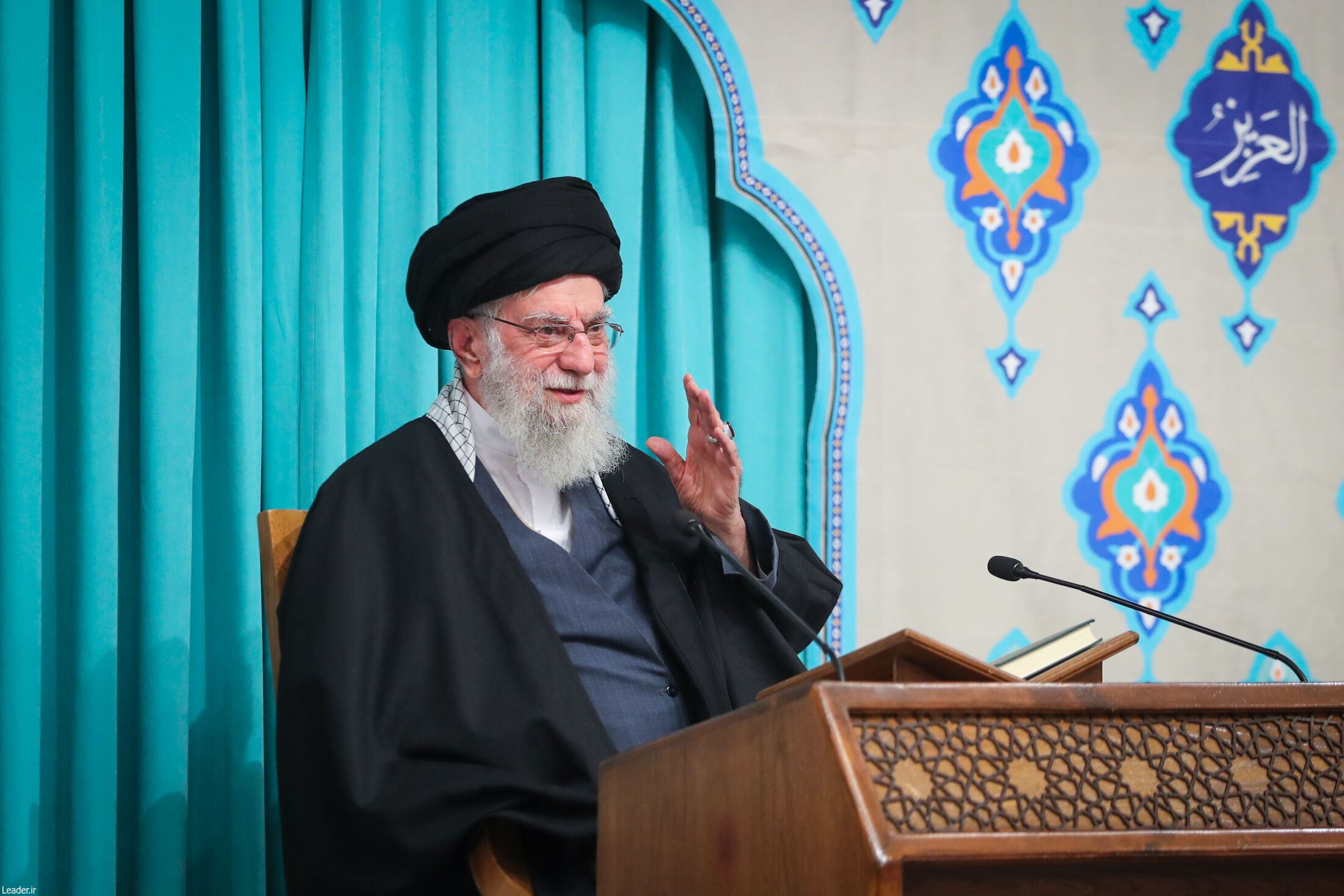  امام خامنه‌ای،ولی امر مسلمین جهان اسلام به شهادت رسید