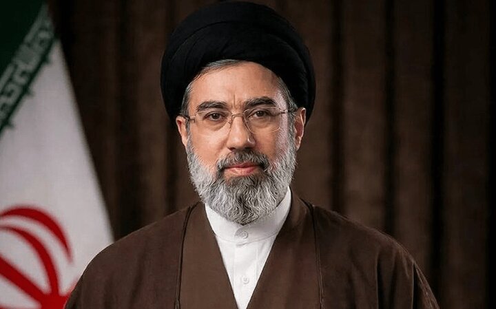 امام عصر(عج) پرچم نظام را به خامنه‌ای جوان سپرد