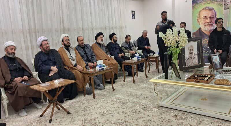  دیدار نمایندگان آیت‌الله مکارم‌شیرازی با خانواده شهیدان لاریجانی 