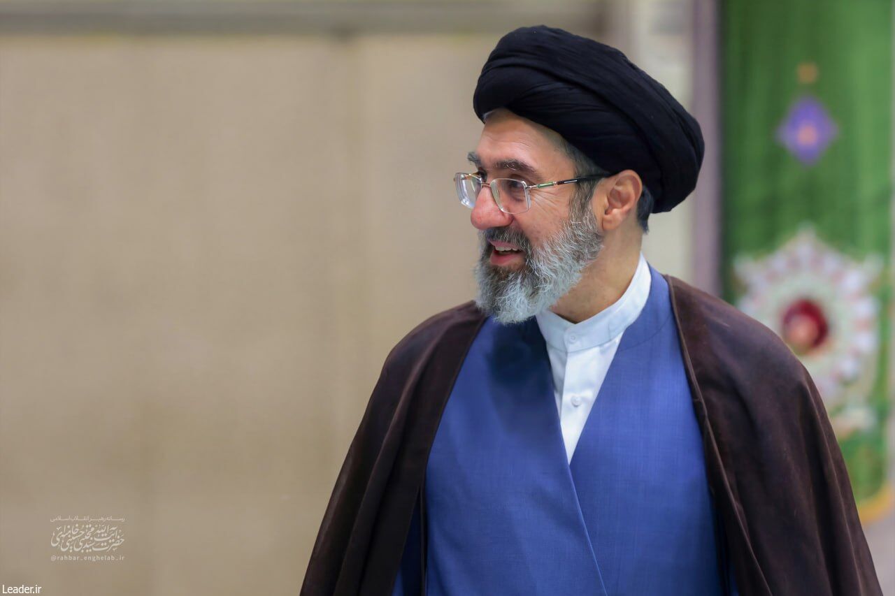 امام خامنه ای: در افقی نزدیک تدابیر لازم برای ترقی توانمندیهای ارتش صادر خواهد شد