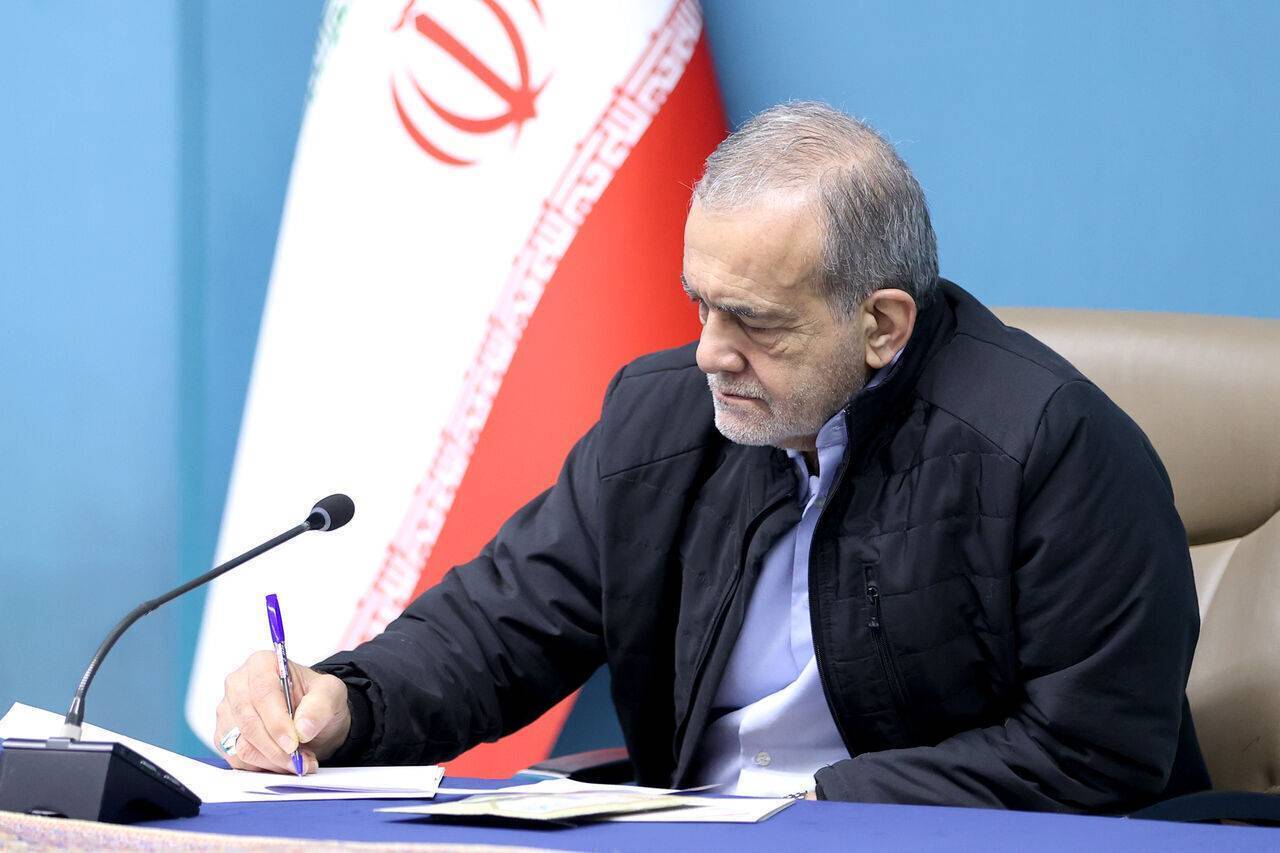  معلمان، معماران اصلی «عزت ملی» و «ایستادگی» هستند 